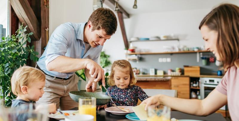 Mieter:innen sitzen am Tisch - Absprung zu Mieterseiten